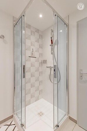Shower, towels - Micelya - Hurigny - Gîte (HURIGNY)