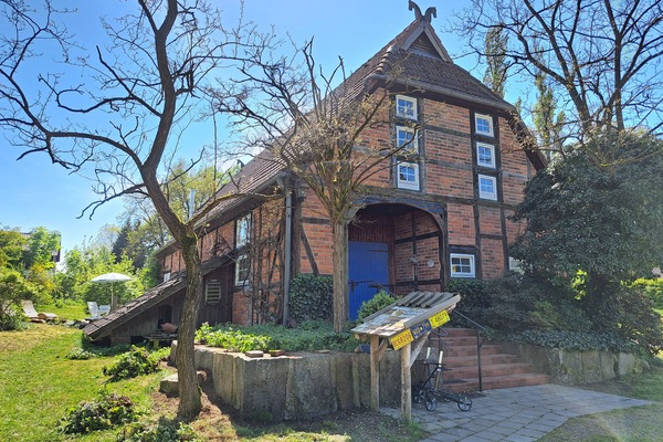 Die Ferienwohnung befindet sich im Erdgeschoss des Heidjerhauses.