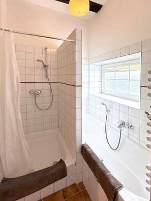 Dusche, Haartrockner, Handtücher, Seife