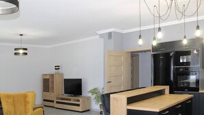 Alpehytte | 2 soverom, skrivebord, skrivebord for bærbar PC og blendingsgardiner