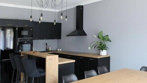 Alpehytte | 2 soverom, skrivebord, skrivebord for bærbar PC og blendingsgardiner