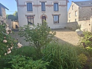 A building with a symmetrical facade, multiple windows, and a central entrance. - Les Peupliers - Poilly (Poilly)
