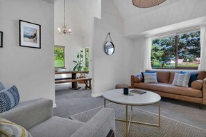 Living area - Beautiful mountain getaway with hot tub!

 (Green Mountain Falls)