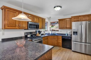 Private kitchen - Beautiful mountain getaway with hot tub!

 (Green Mountain Falls)