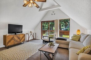 Living area - Beautiful mountain getaway with hot tub!

 (Green Mountain Falls)