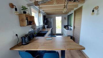 Een koelkast, een microgolfoven, een oven, een kookplaat