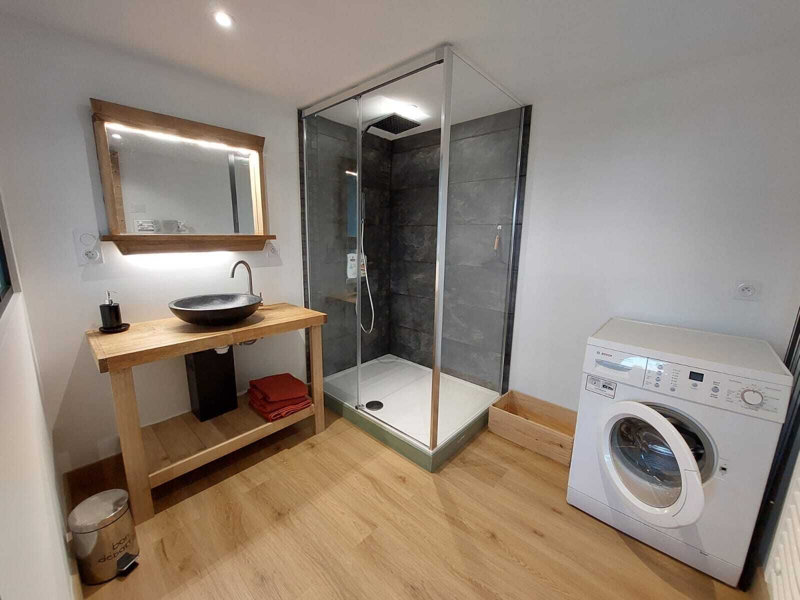 Douche, sèche-cheveux, serviettes fournies, savon