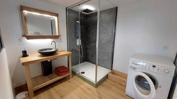 Een douche, een haardroger, handdoeken, zeep