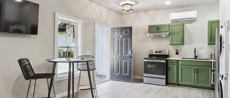 Frigorifero, microonde, forno, piano cottura