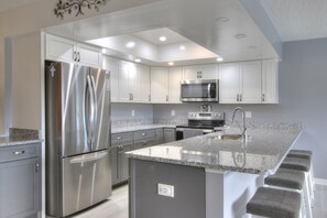 冷蔵庫、電子レンジ、オーブン、コンロ