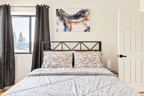 5 bedrooms, desk, iron/ironing board, WiFi