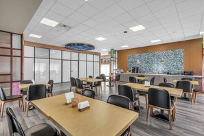 فطور من الأطباق المحلية مجانًا يوميًا