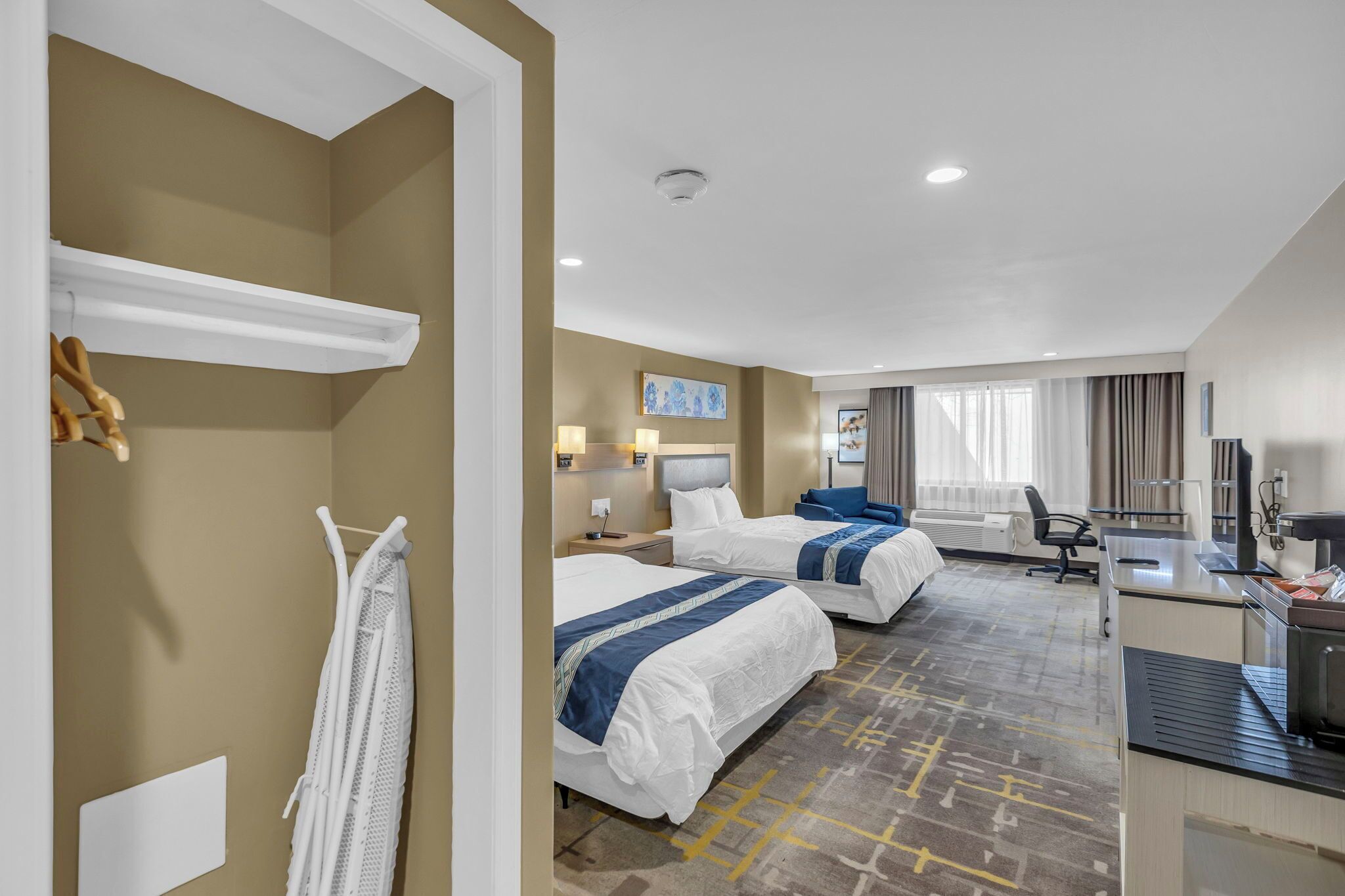 舒適雙人房 | 高級寢具、書桌、筆電工作空間、熨斗/熨衣板