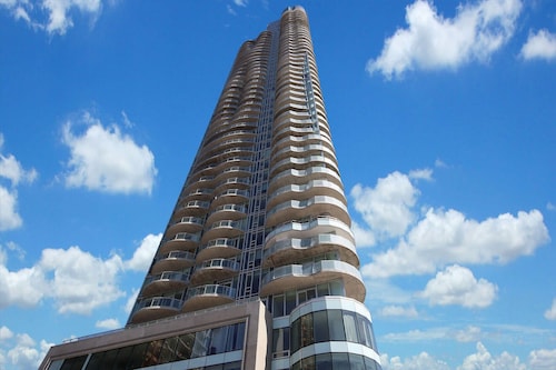 Luxury Living, Little Italy
FANTASTIC VIEW of the Gatineau Hills and the city