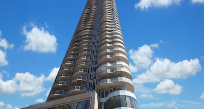 Luxury Living, Little Italy
FANTASTIC VIEW of the Gatineau Hills and the city