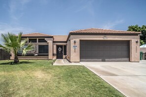 Exterior - Indio Paradise: 4 bedrooms w/Resort-like Pool (Indio)