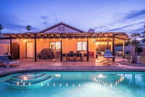 Utomhuspool och uppvärmd pool