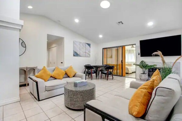 Smart-tv, eldstad och böcker