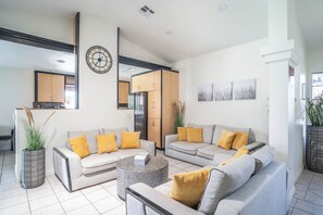 Smart-tv, eldstad och böcker