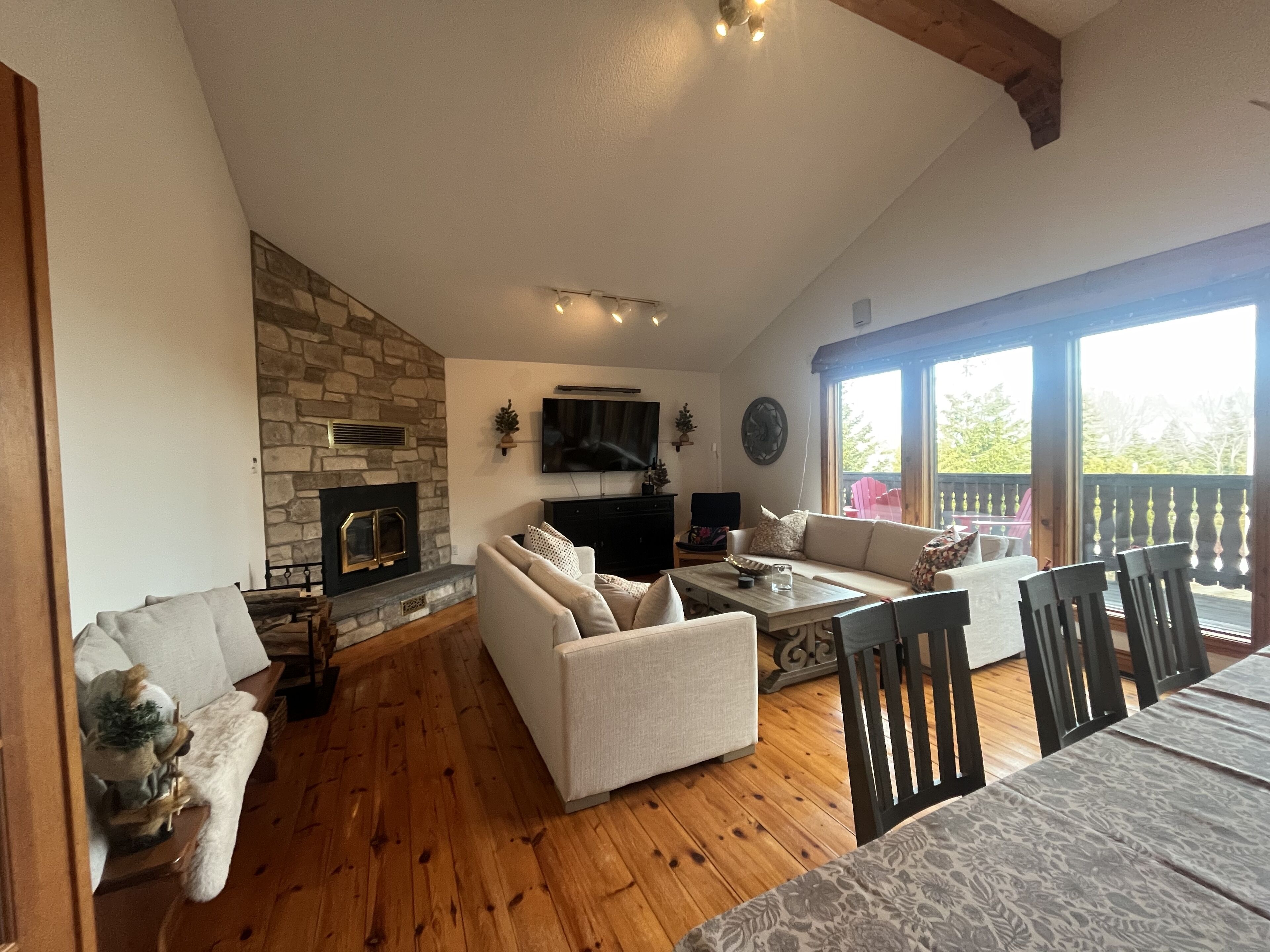 Perfect Family Swiss Style Chalet, Walk To Bruce Trail And Top Of Blue Mountain - Ontario