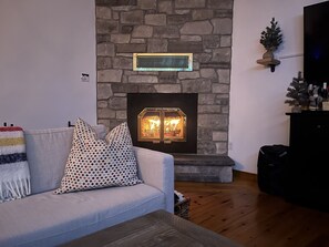 Smart-TV, Kamin, Arbeitsbereiche, Computerbildschirme