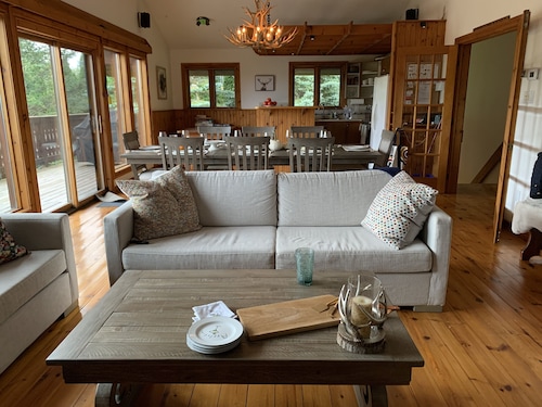 Perfect family Swiss style chalet, walk to Bruce Trail and top of Blue Mountain