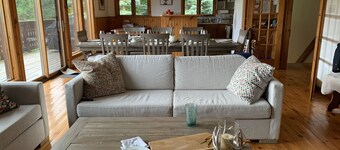 Perfect family Swiss style chalet, walk to Bruce Trail and top of Blue Mountain