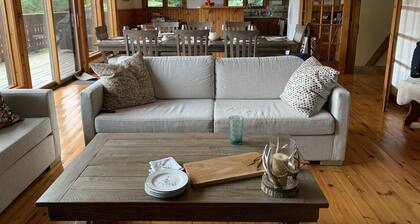 Perfect family Swiss style chalet, walk to Bruce Trail and top of Blue Mountain