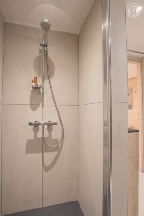 Douche, sèche-cheveux, serviettes fournies