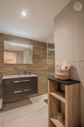 Dusche, Haartrockner, Handtücher