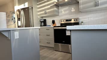 Een magnetron, een oven, een kookplaat, een vaatwasser