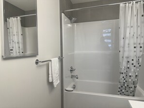 Hair dryer, towels, soap, shampoo - Beautiful home close to bus stop (Calgary)