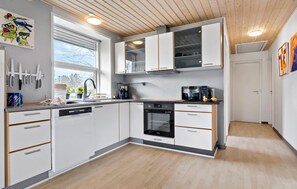 Fridge, stovetop, dishwasher, coffee/tea maker - 3 bedroom stunning home in Fårvang (Fårvang)