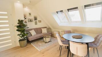 Apartamento luxo | Área de estar | Smart TV 45 polegadas com canais digitais, Netflix, pisos aquecidos