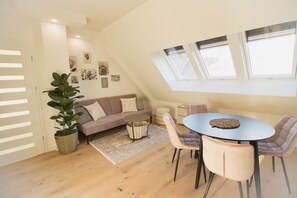 Deluxe Apartment | Living area | 45-inch Smart TV with digital channels, Netflix, heated floors - Luxury Apartment Vienna (Vienna)