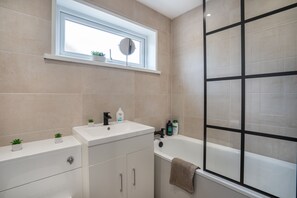 Ferienhaus | Badezimmer | Badewanne und Dusche (separat), Komfortbadewanne, Haartrockner