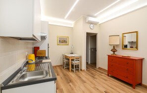 Réfrigérateur, four à micro-ondes, surface de cuisson, lave-vaisselle