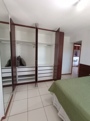 2 soverom, skrivebord, strykejern/-brett og wi-fi