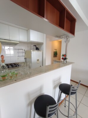 Kjøleskap, mikrobølgeovn, ovn og kokeplater