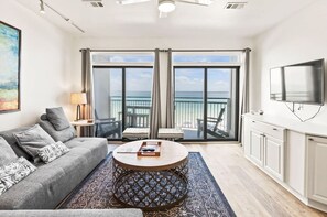 Televisie, een open haard en boeken