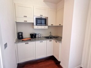 Réfrigérateur, micro-ondes, plaque de cuisson, lave-vaisselle