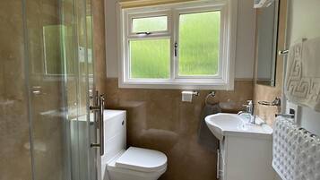 Chalet | Bathroom | Shower, hair dryer, towels
