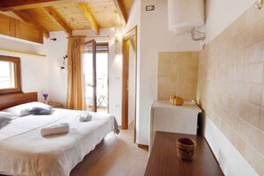 3 bedrooms, travel crib, internet