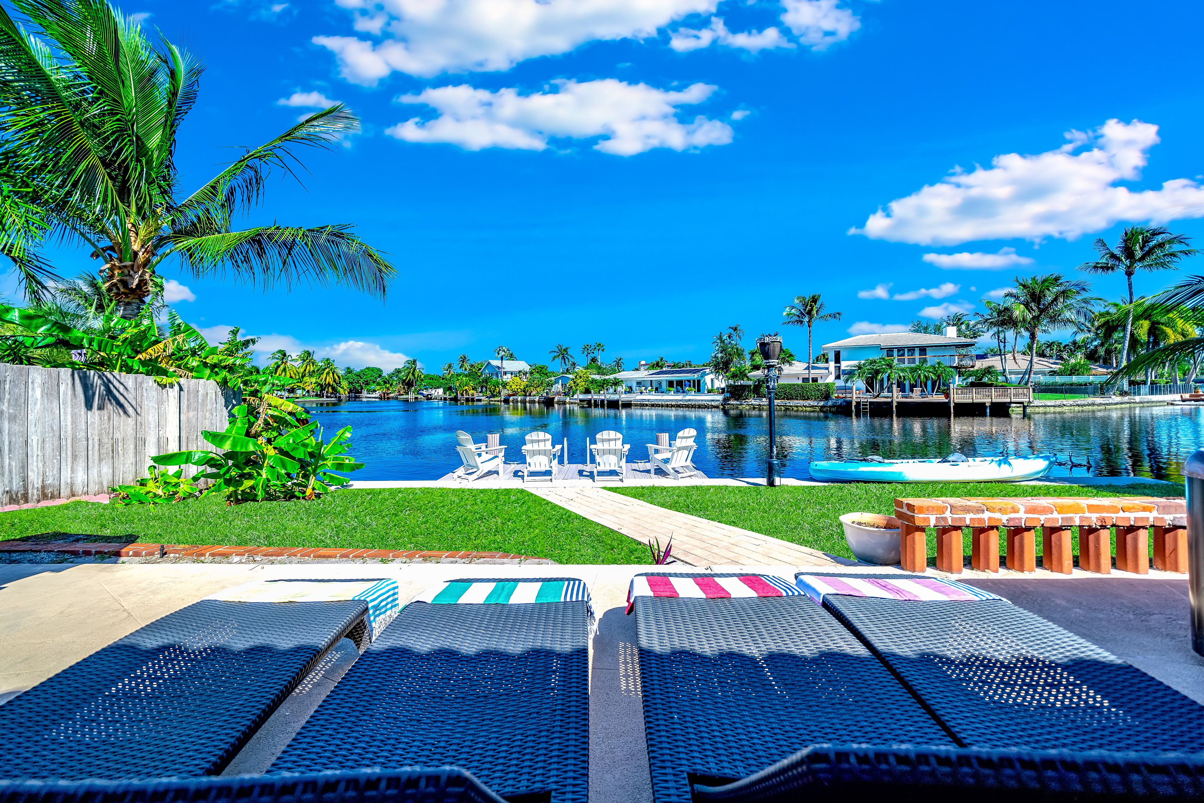Hot Tub & Kayak! Waterfront + 1 Mile To Beach!