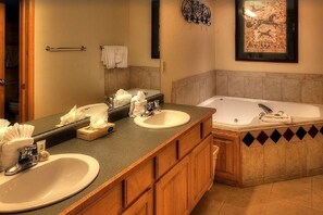 Hair dryer, towels, soap, shampoo - Grand Timber Lodge Resort Suite Ski In/Ski Out (Breckenridge)