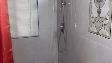 Douche, sĂšche-cheveux, serviettes fournies, savon