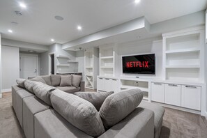 Smart TV, fireplace - Downtown Luxury with Amazing Kitchen & jetted tub! (Calgary)