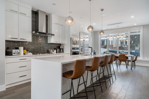 Fridge, microwave, oven, stovetop - Downtown Luxury with Amazing Kitchen & jetted tub! (Calgary)