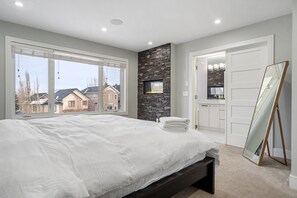 3 bedrooms, iron/ironing board, travel crib, WiFi - Downtown Luxury with Amazing Kitchen & jetted tub! (Calgary)