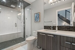 Shower, hair dryer, towels, soap - Downtown Luxury with Amazing Kitchen & jetted tub! (Calgary)